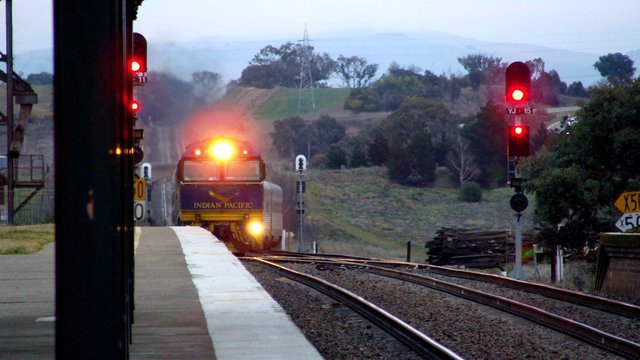 Indian Pacific arriving in Yass_