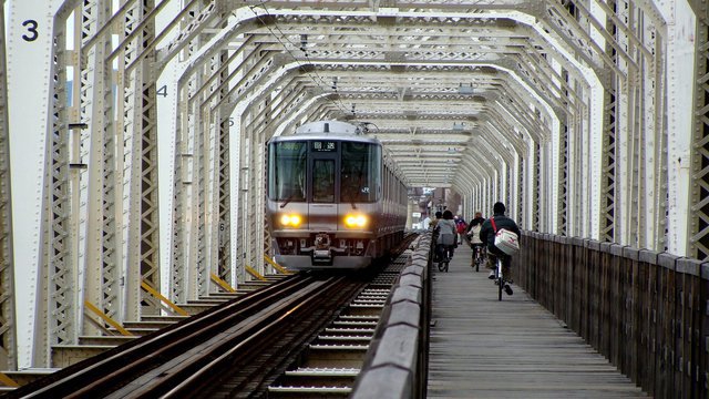 223 Series crossing Yodogawa Bridge