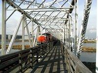 DD51 crosses Yodogawa Bridge