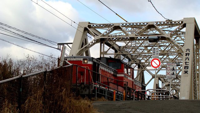 DD51 pulling freight over Yodogawa Bridge