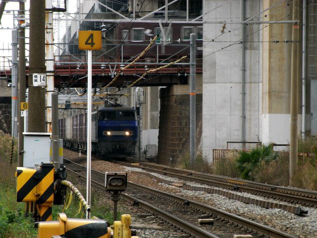 EF200 working west freight