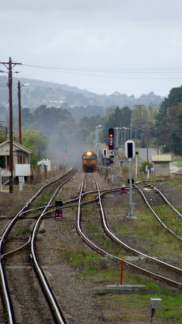 Southbound intermodal approaching Moss Vale