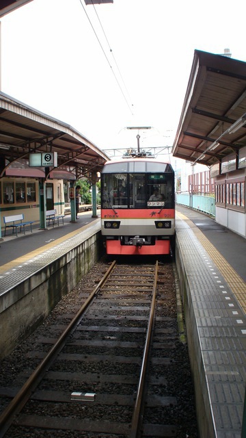 Kirara 900 pulling into Demachiyanagi Station