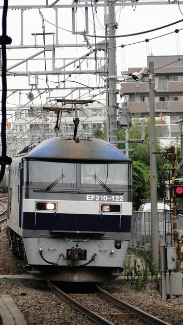 EF210 approaching Nishiakashi Station