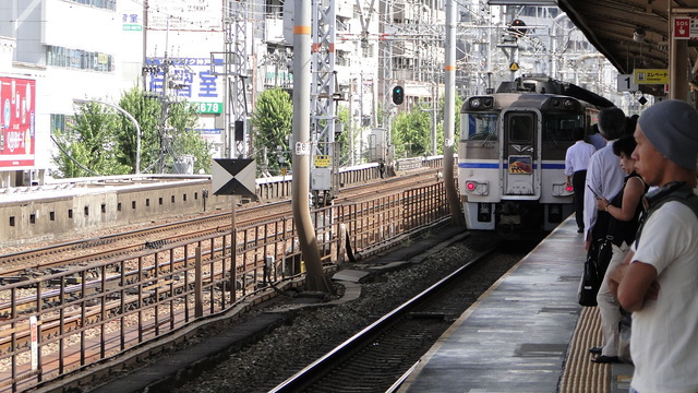 Hamakaze departing Sannomiya Station