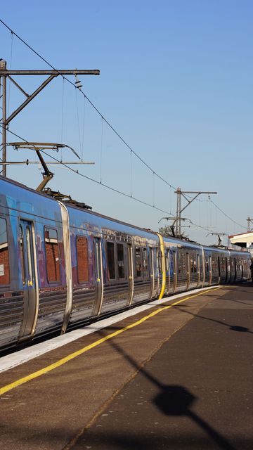 Comeng passing Middle Footscray