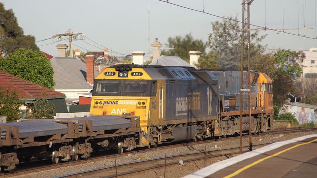 AN5 on freight passing Middle Footscray