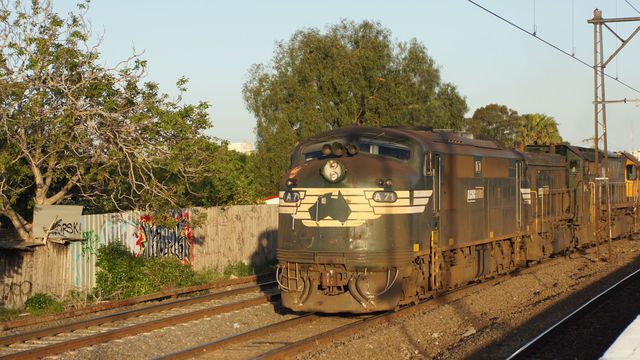 A71 leading BG freight past Middle Footscray