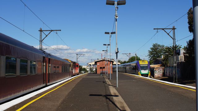 V/line passing Middle Footscray