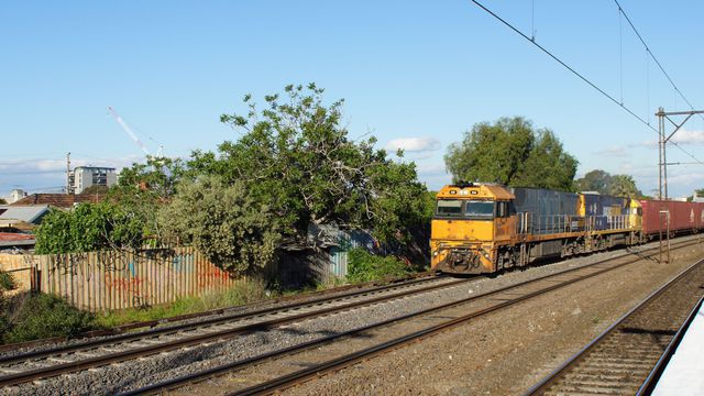 NR94+NR passing Middle Footscray
