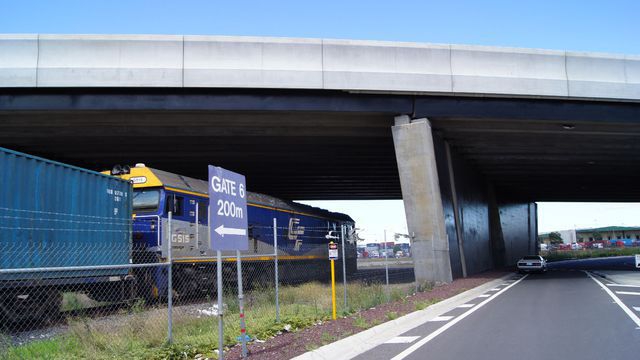 G515 passing under Footscray Road