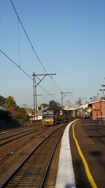 NR25 leads freight past Middle Footscray